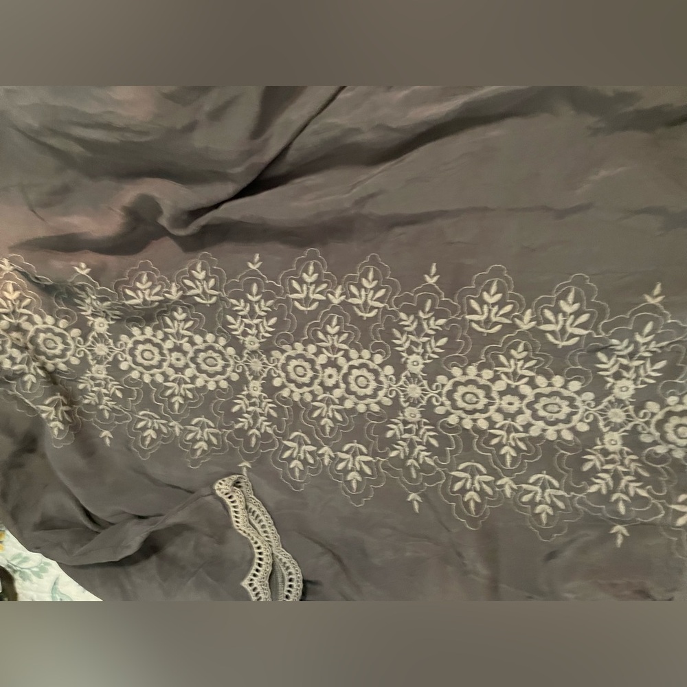 Adorable Johnny Was Medium top silky embroidered neutral - Picture 3 of 5